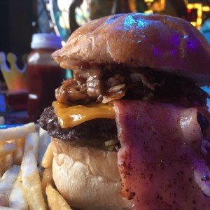 Hamburguesa de Carne (punta de Anca) con cerdo y tocineta