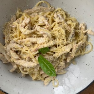 Pasta alfredo con pollo