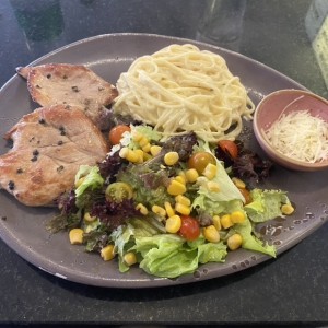 Filete de cerdo con pasta y ensalada