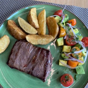 Bistec con papas y ensalada
