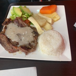 Bistec con arroz, ensalada y yuca