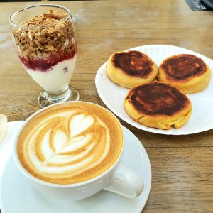Desayuno  con Capuchino  y  Parfait 