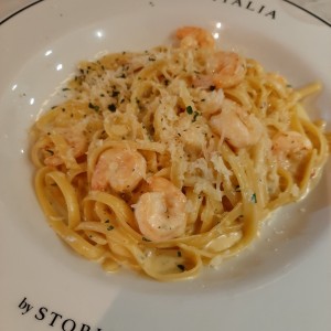 Pasta Alfredo con camarones.