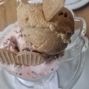 helado de caramelo salado y amarena