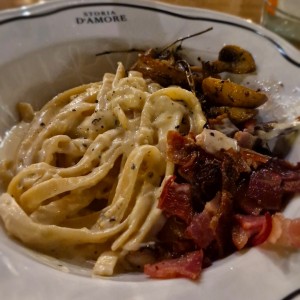 fettuccine a la parmiggiano hongos y tocineta