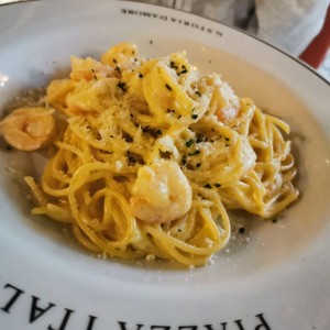 En salsa blanca con camarones