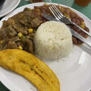 Carne con frijoles, arroz y tajadas 