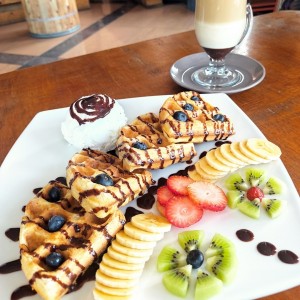 Waffle con helado y Moccacino