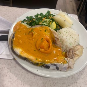 Pescado en salsa camarones 