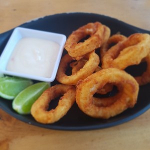Calamares apanados con crema de Rocoto