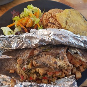 Mojarra negra rellena en horno de leña