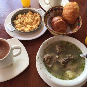 Combo de desayuno 8 con caldo de costilla