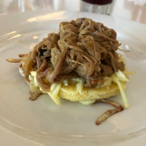 Arepa con sobrebarriga y queso