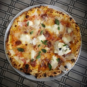 Pizza de Chorizo Picante Hecho en Casa & Stracciatella