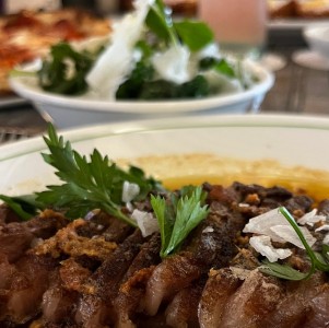 Corte de res con mantequilla de ajos negros