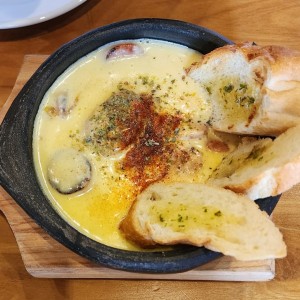 Cazuela de Quesos con Chorizo