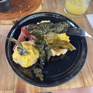 Waffle huevos espinaca tocino