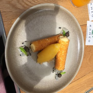 Canolis de crocante de coco y maracuya