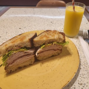 Sanduche de tocineta y aguacate