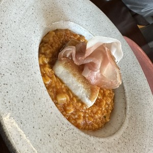 Pesca del dia sobre cremoso de lomo al trapo