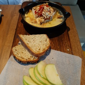 Queso brie caliente.