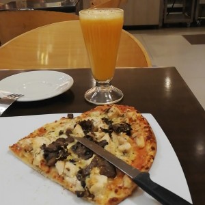 jugo de mandarina y pizza de pollo con champiñones