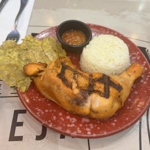 Pierna de pollo con arroz y tostón 
