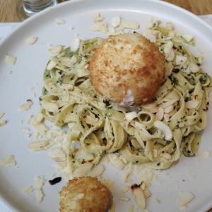 Burratta frita con fettuccine salsa al pesto