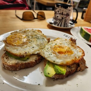 tostadas de aguacate con huevos