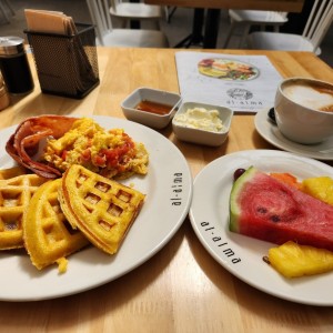 waffles con huevos al gusto