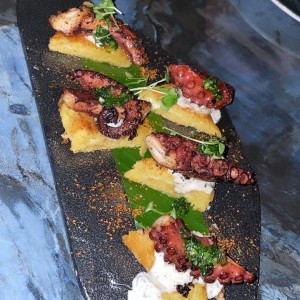 Pulpo y arepa de chocolo