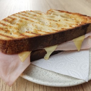 Sandwich de jamón y queso