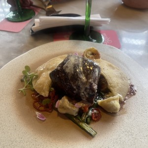 Lombo di manzo e ravioli