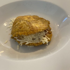 Patacones con queso costeño y suero