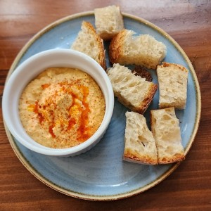 Pan de masa madre con humus 