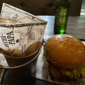 Hamburguesa con papas de casco