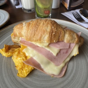 Croasant de jamon queso y huevo