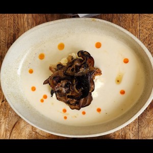 Berenjenas Parrilladas en Salsa de Ajo Blanco y Aceite de Jengibre