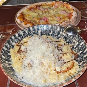Pizza hawaiana queso azul y pasta sopó