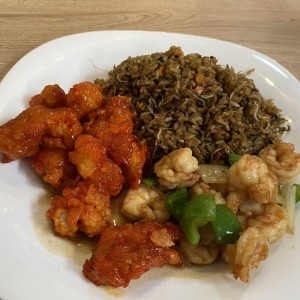 Arroz frito con camarones y pollo agridulce