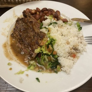 Carne con frijoles, ensalada y arroz 