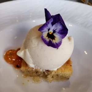 Helado de vainilla sobre enyucado