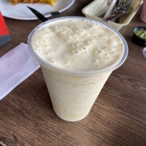 Jugo de mango en leche