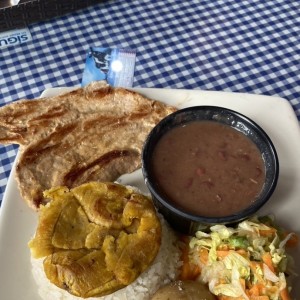 Chuleta de cerdo con arroz y frijoles