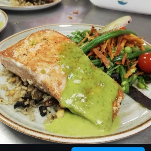 salmón en vinagreta de albahaca 