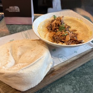 Hummus especial con almendras 