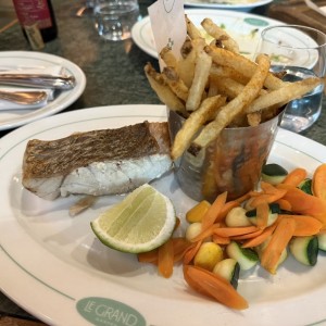 Pesca del dia con papas francesas y vegetales al vapor (zanahoria y zuchinni) 