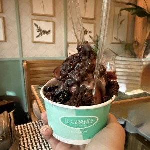 Helado de chocolate belga y sirope de frutos rojos 
