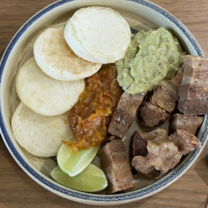 Entrada de chicharrones muy yumi 