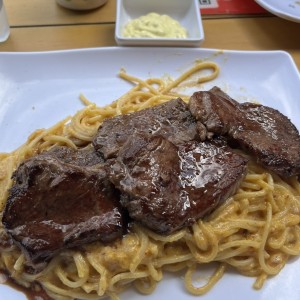 Lomo con pasta huacaina